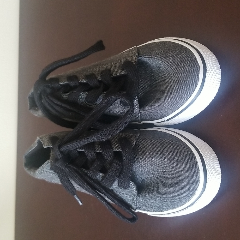 Boys size 1 canvas shoes